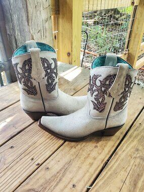 NWOB Womens genuine leather Corral Boots